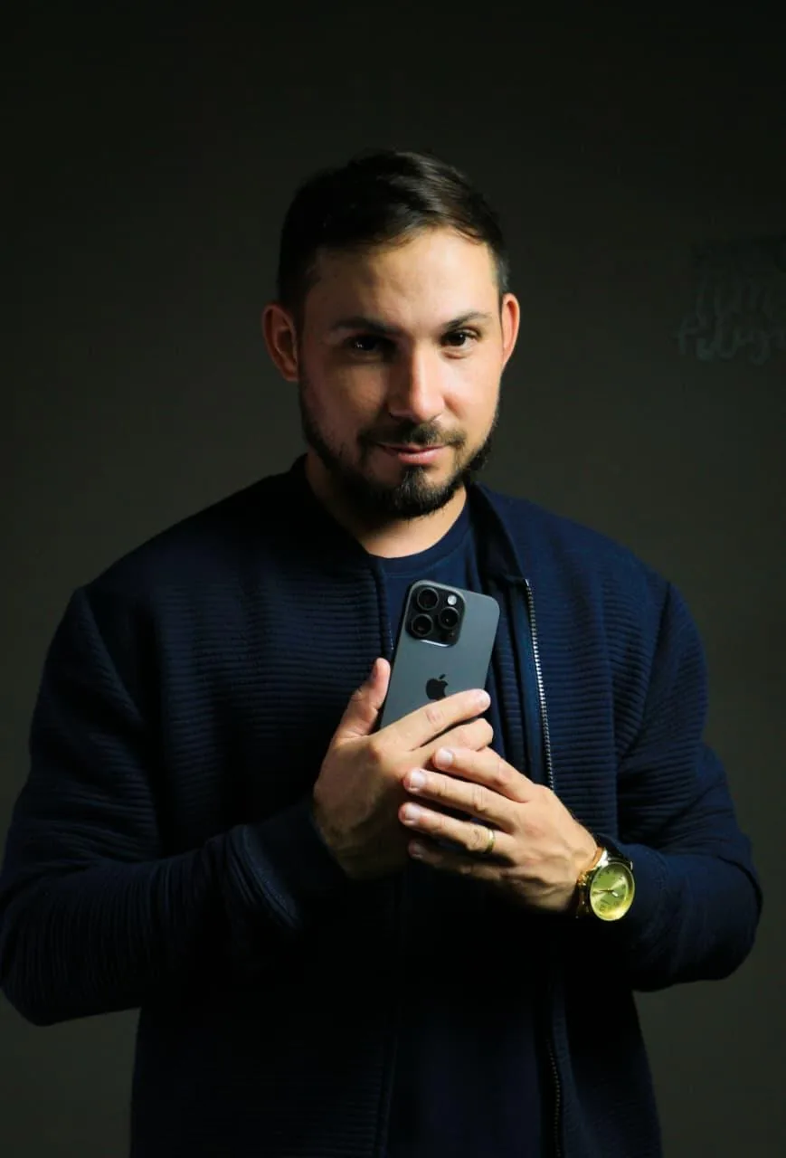 Luan Silva com o celular na altura do peito