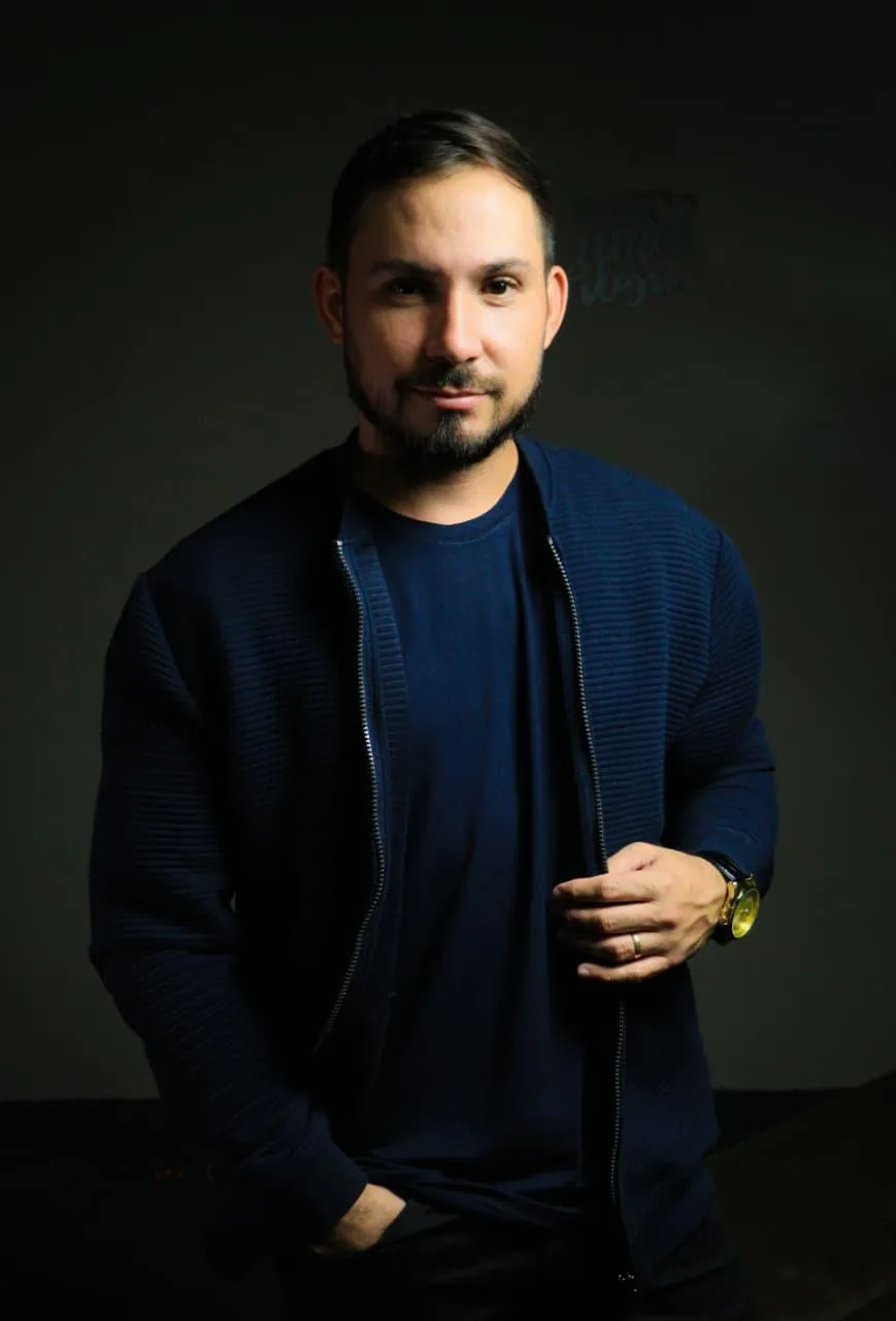 Luan Silva em pé, de jaqueta azul