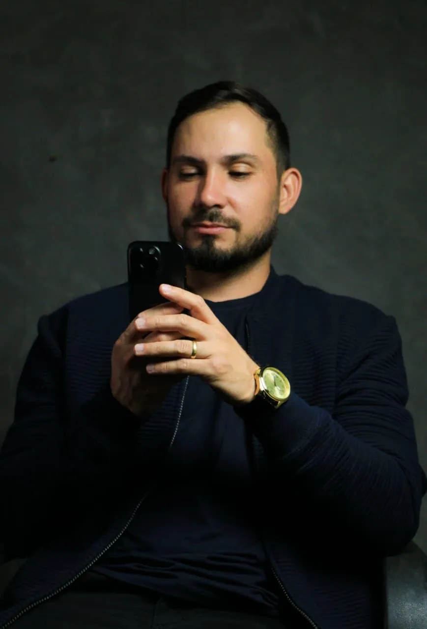 Luan Silva filmando com o celular, em outro enquadramento