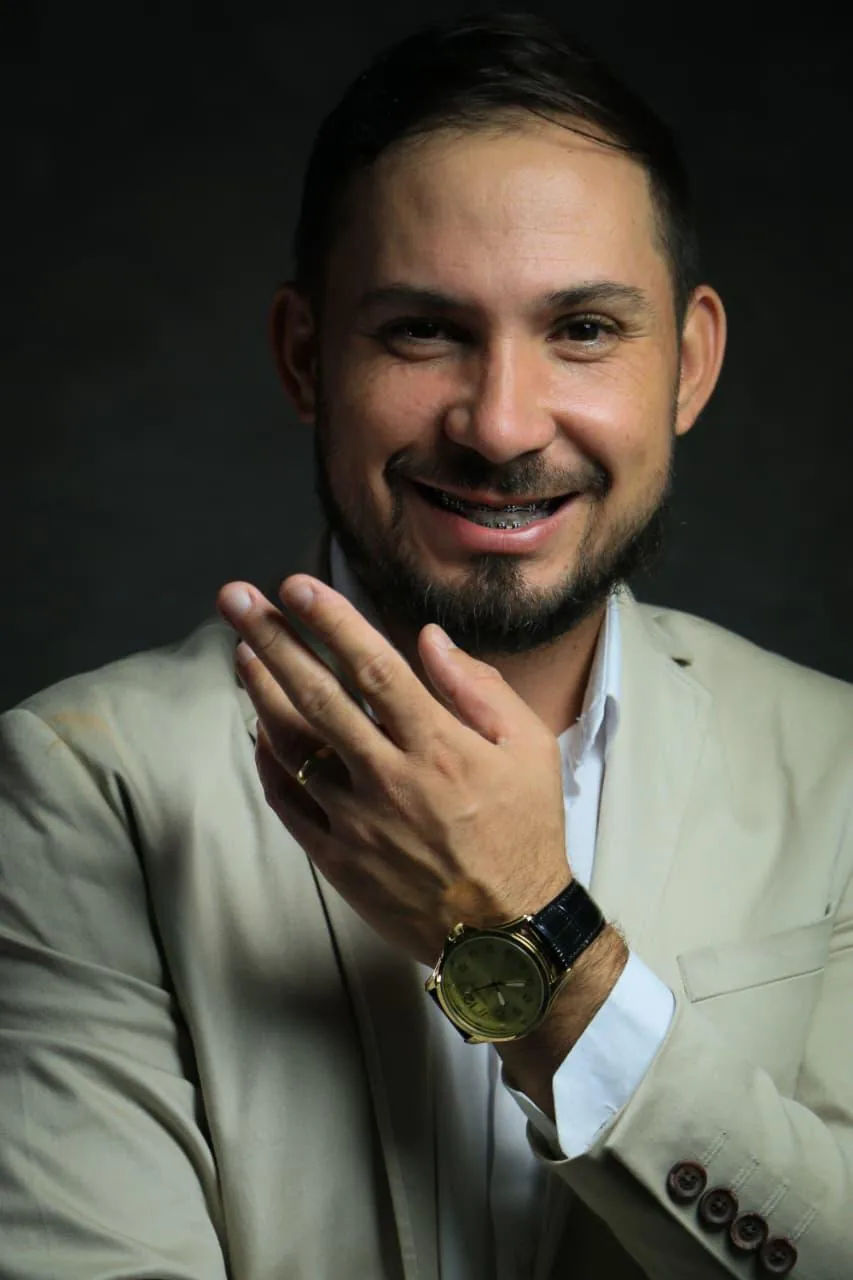 Luan Silva sorrindo, de blazer bege